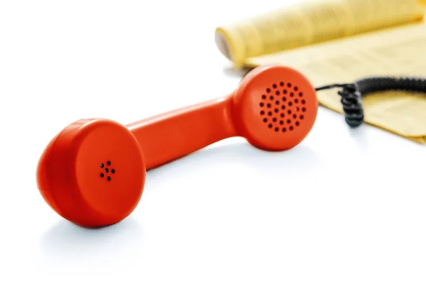 Czerwony stary telefon i spis telefonów — Zdjęcie stockowe