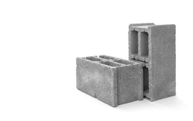 Beyaz arkaplanda gri çimento briketi