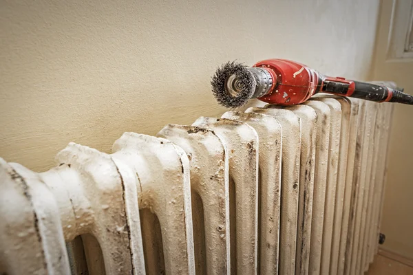 Sanding radiator — Stock Photo, Image