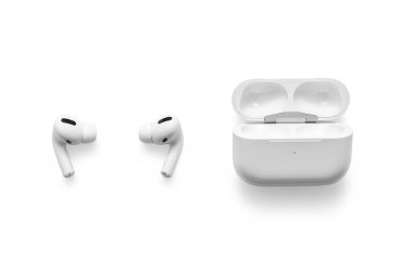 Belgrad, Sırbistan - Ocak 2021. Apple AirPods Pro 'nun beyaz arka planı, kesme yolu. Kablosuz kulaklık ve şarj çantası.