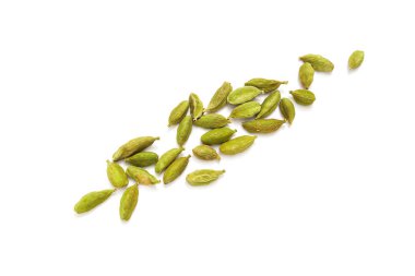 Beyaz arka planda kurumuş kakule tohumları