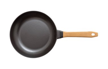 Kayın ağacı saplı demir kızartma tavası beyaza izole edilmiş, kırpma yolu da dahil.