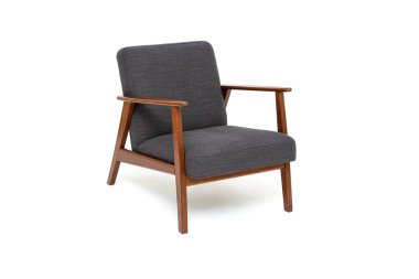 Ahşap koltuklu klasik kol sandalyesi, beyaz arka planda sağlam ahşap çerçeveli koltuk.