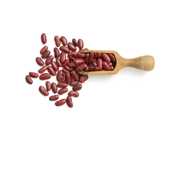 白い背景の上の木製のスクープで赤い腎臓豆 — ストック写真
