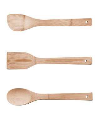 Bambu mutfak aletleri beyaz bir arkaplanda izole edilmiş, kırpma yolu da dahil.