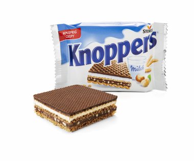 Belgrad, Sırbistan - Şubat 2022, Bir paket Storck Knoppers gevrek gofret şekeri, sandviç bisküvisi, beyaz arka planda
