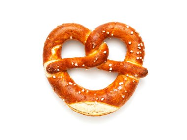 Beyaz arka planda izole edilmiş lezzetli tuzlu bir aperatif olarak ev yapımı pretzel.