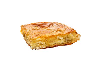 Geleneksel Balkan pastası - Peynirli Burek, kırpma yolu da dahil olmak üzere beyaza izole edildi