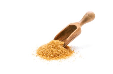 Kahverengi kamış şekeri beyaz arka planda ahşap kepçe