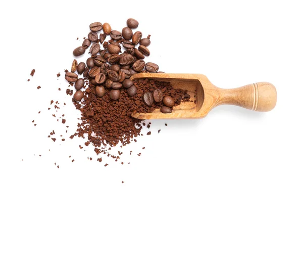 白い背景にインスタントコーヒーとコーヒー豆と木製のスクープ — ストック写真