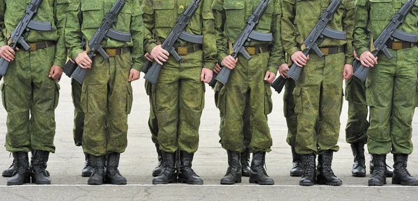 Formação de soldados com armas — Fotografia de Stock