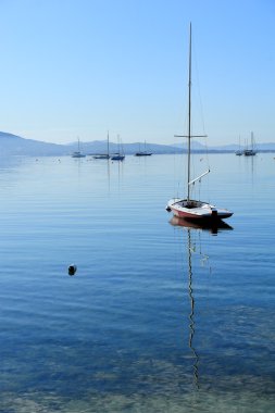 cam gibi su üzerinde yelkenli