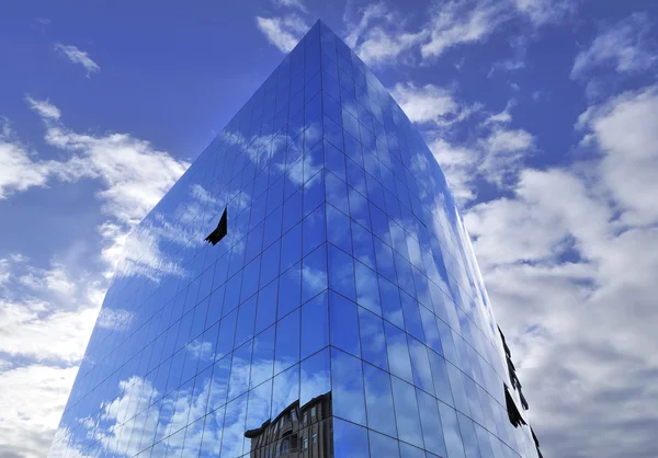 Pared de vidrio moderno con reflejos — Foto de Stock