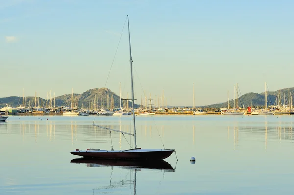 Segelbåt i hamnen på sunrise — Stockfoto