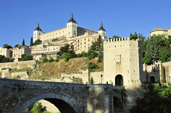 Alcantara most a alcazar (toledo, Španělsko) — Stock fotografie