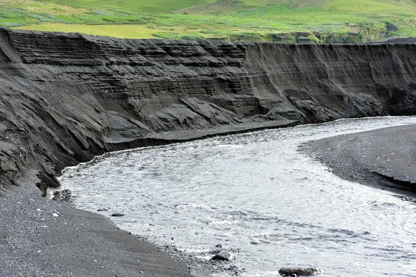 Schlucht in schwarzem Vulkansand — Stockfoto