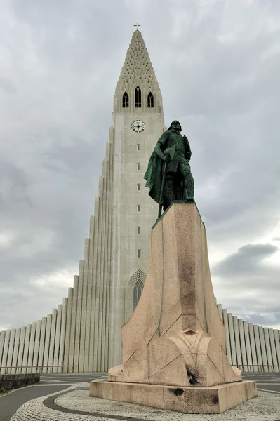 Hallgrimskirkja и статуя Лейфа Эриксона, Рейкьявик, Исландия — стоковое фото