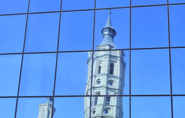 教会デ サン フアン デ ロス panetes モダンなガラスでの反射 — ストック写真