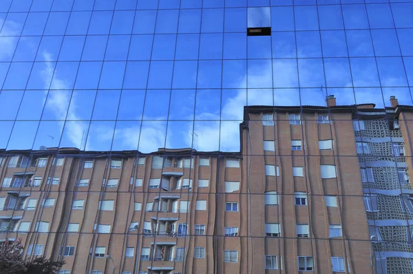モダンなガラスの壁の反射 — ストック写真