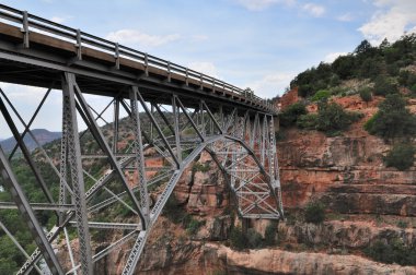 Sedona kırmızı kayalar ve köprü