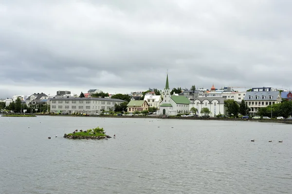 Lake Tjornin, Reykjavik, Islândia — Fotografia de Stock