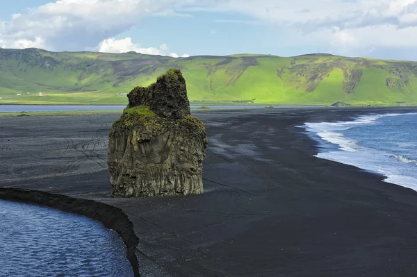 Plage de sable volcanique noir à Dyrholaey, Islande — Photo