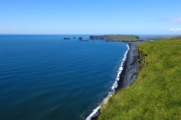 Kust en zwart vulkanisch zand, IJsland — Stockfoto