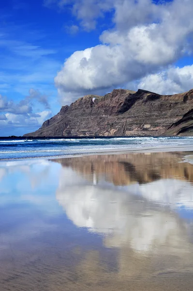 Famara beach, lanzarote, Kanárské ostrovy, Španělsko — Stock fotografie