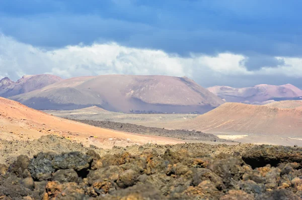 Tierra de lava y montaña volcánica en la isla de Lanzarote, Islas Canarias —  Fotos de Stock