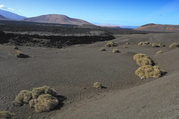Schwarzer vulkanischer Sand im Nationalpark Timanfaya auf der Insel Lanzarote — Stockfoto