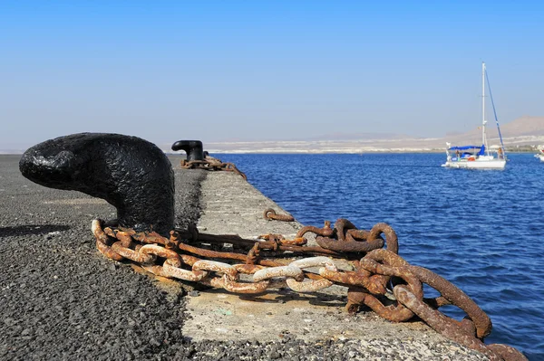 Pilona y cadena oxidada en el muelle —  Fotos de Stock