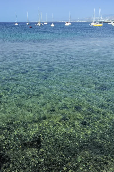 Transparante zeewater in de buurt van de kust van lanzarote eiland — Stockfoto