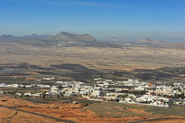 Ciudad de Teguise e Isla Lanzarote desde Guanapay, Islas Canarias , — Foto de Stock