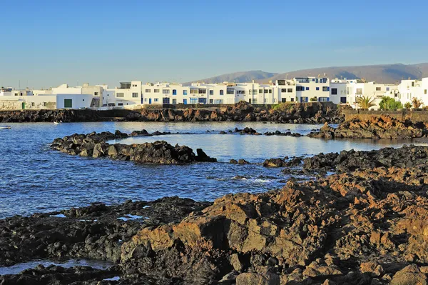 Costa vulcânica perto da aldeia de Punta Mujeres, Ilha Lanzarote, Can — Fotografia de Stock