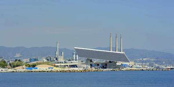 Panel solar en el Foro de Barcelona y Central Termica del Besos — Foto de Stock