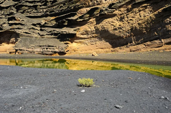 Grüne Lagune in Vulkanlandschaft, el golfo, lanzarote, kanarienvogel — Stockfoto