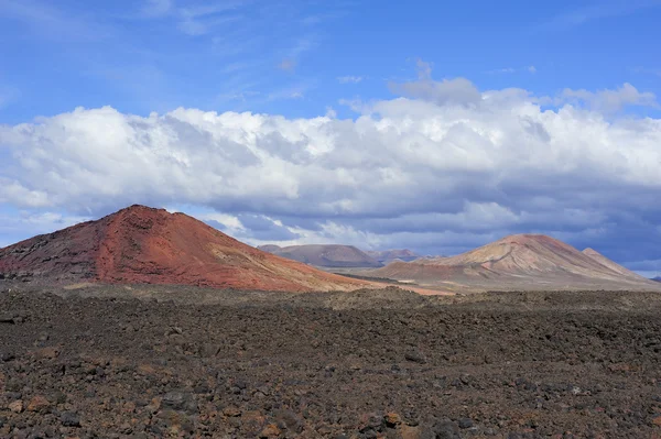 Tierra de lava y montaña volcánica en la isla de Lanzarote, Islas Canarias —  Fotos de Stock