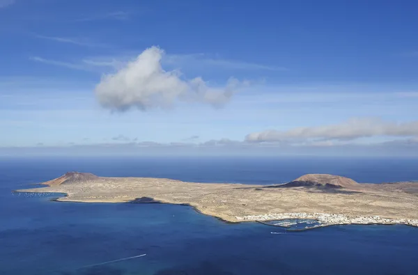 Вид на остров Грасиа с острова Мирадор-дель-Рио, остров Лароте — стоковое фото
