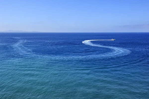 机动船跟踪上蓝色的水 — 图库照片