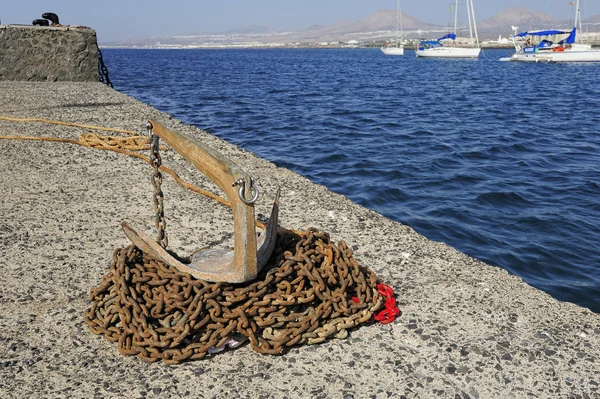 Anker und rostige Kette auf Pier — Stockfoto