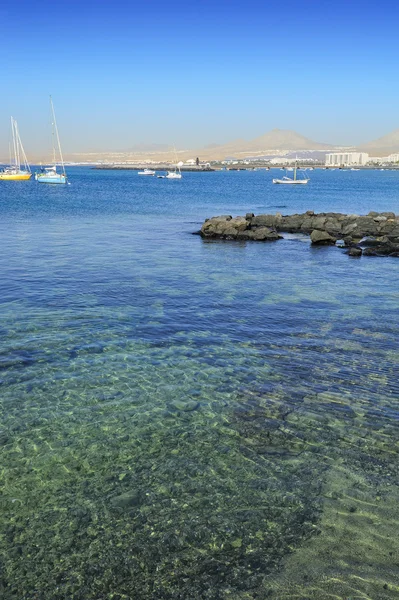 Duidelijk water van de Oceaan in de buurt van de kust van lanzarote eiland — Stockfoto