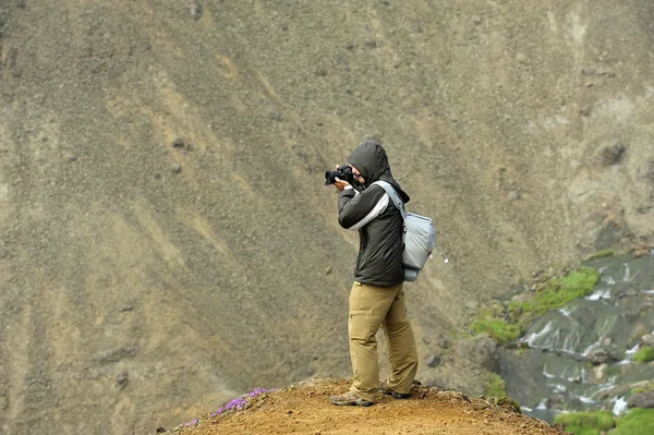 Photographer in mountains — Stock Photo, Image