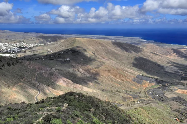 Taltemisa und Küste des Ozeans, Lanzarote, Kanarische Inseln, sp — Stockfoto