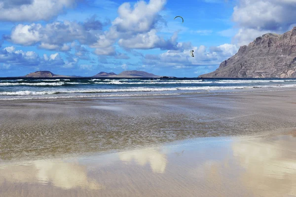 Odraz oblohy na pláží famara, lanzarote, Kanárské ostrovy, sp — Stock fotografie