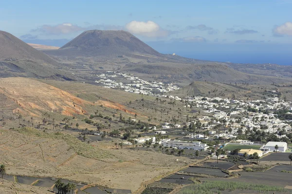 La Vallée des Mille Palmiers, le volcan Corona et la ville de Haria , — Photo