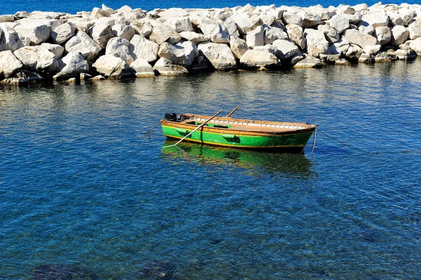 Boot op blauwe zee — Stockfoto