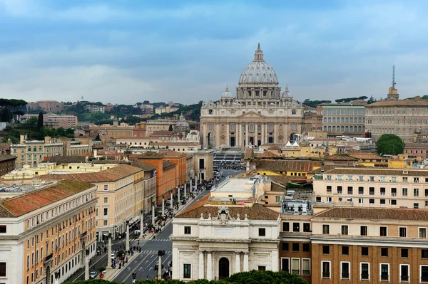 La vista desde Castel Sant 'Angelo hacia la Ciudad del Vaticano, Roma —  Fotos de Stock