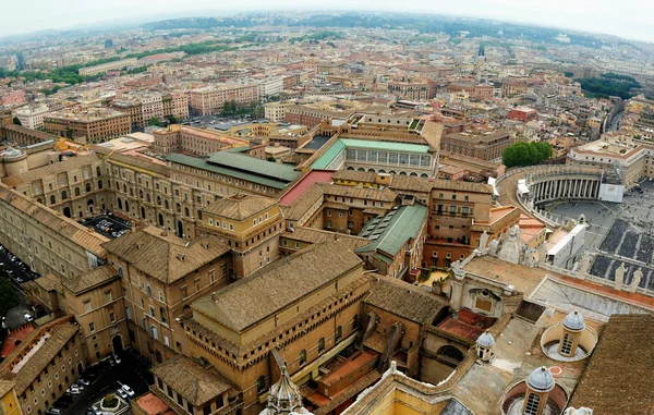 Vaticano desde la cúpula de la Basílica de San Pedro — Foto de Stock