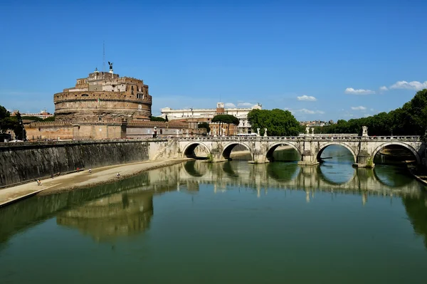 Мост Святого Ангела и замок Святого Ангела, Рим, Италия — стоковое фото