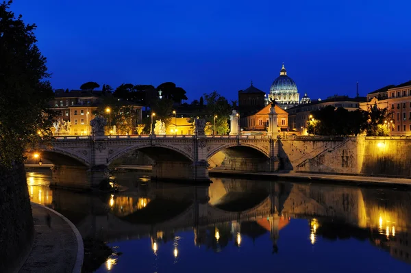 Puente de Víctor Manuel II y Basílica de San Pedro por la noche , — Foto de Stock